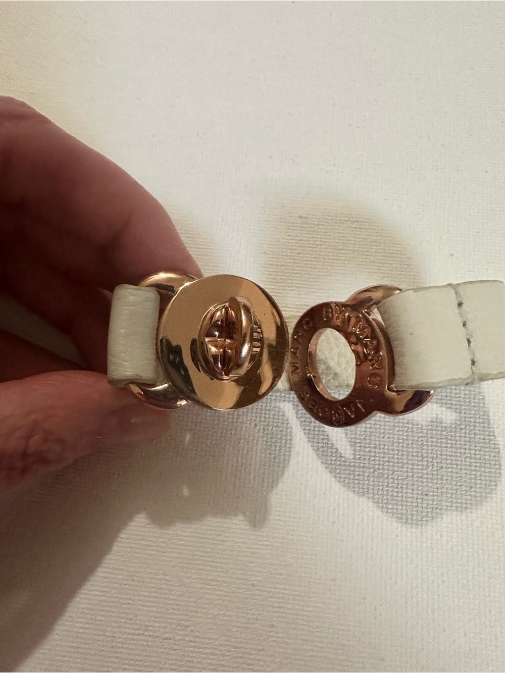 Marc Jacobs Cream White Leather Rose Gold Tined Logo Clasp Turnlock Bracelet - Picture 6 of 13